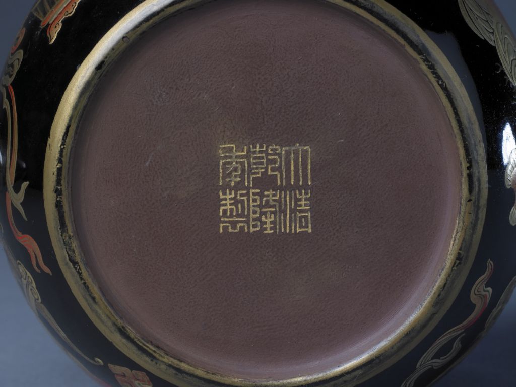 图片[3]-Yixing kiln with purple sand body and black paint painted with gold “auspicious and abundant” pattern holds the pot-China Archive